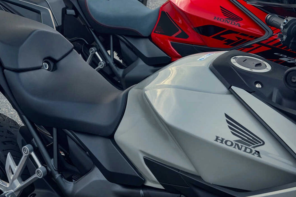 Tableau de bord numérique de la Honda CB1000GT