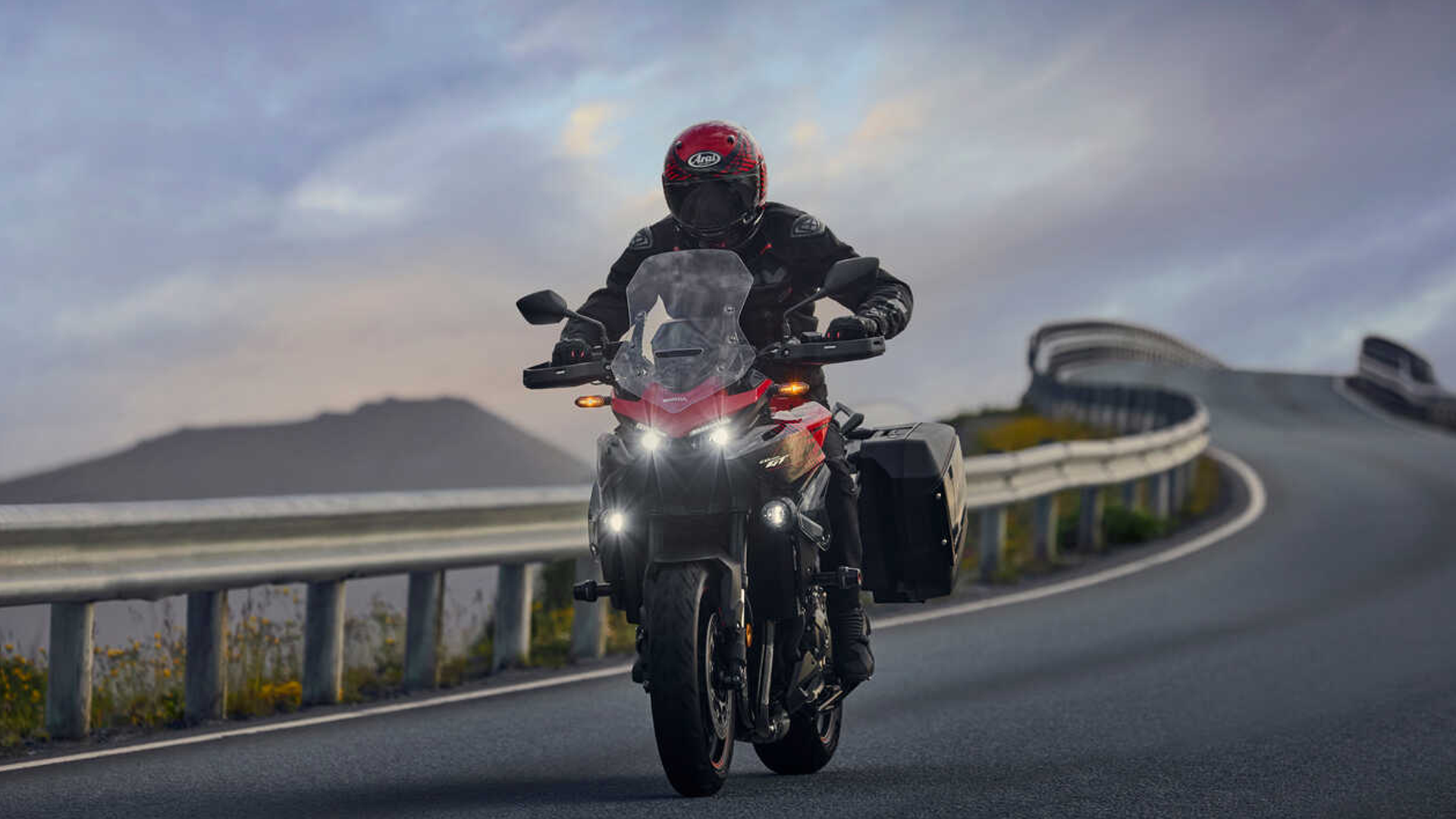 Honda CB1000GT en action sur route sinueuse