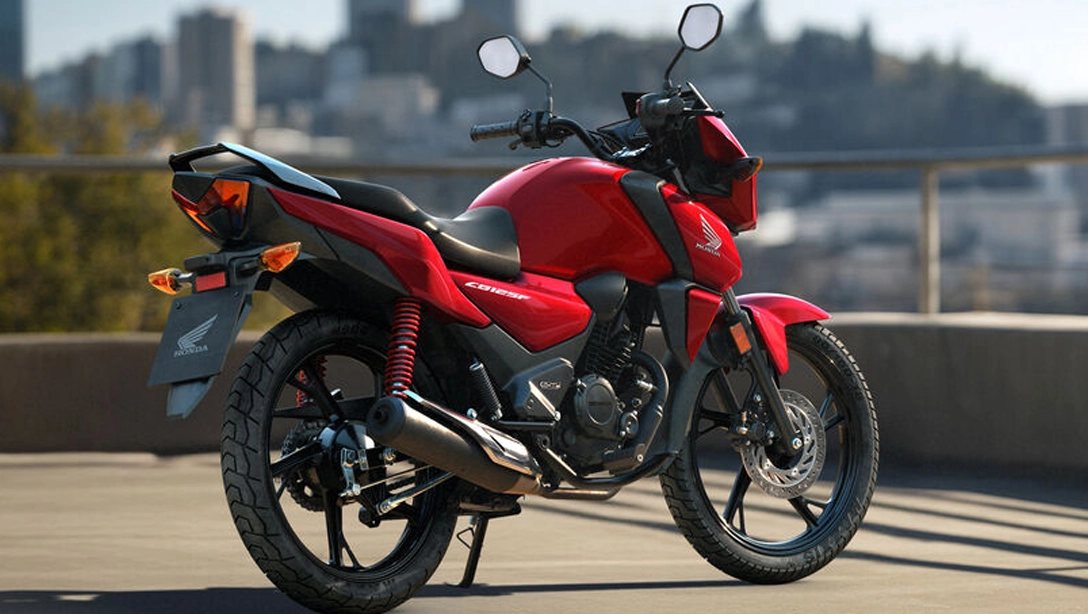 Vue latérale de la Honda CB125F sur fond sombre