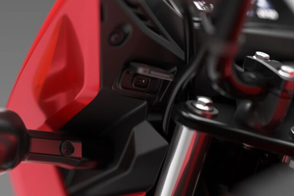 Honda CB125F vue de face sur route urbaine