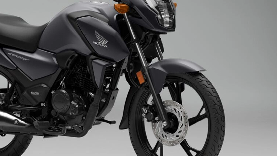 Honda CB125F en stationnement devant un café