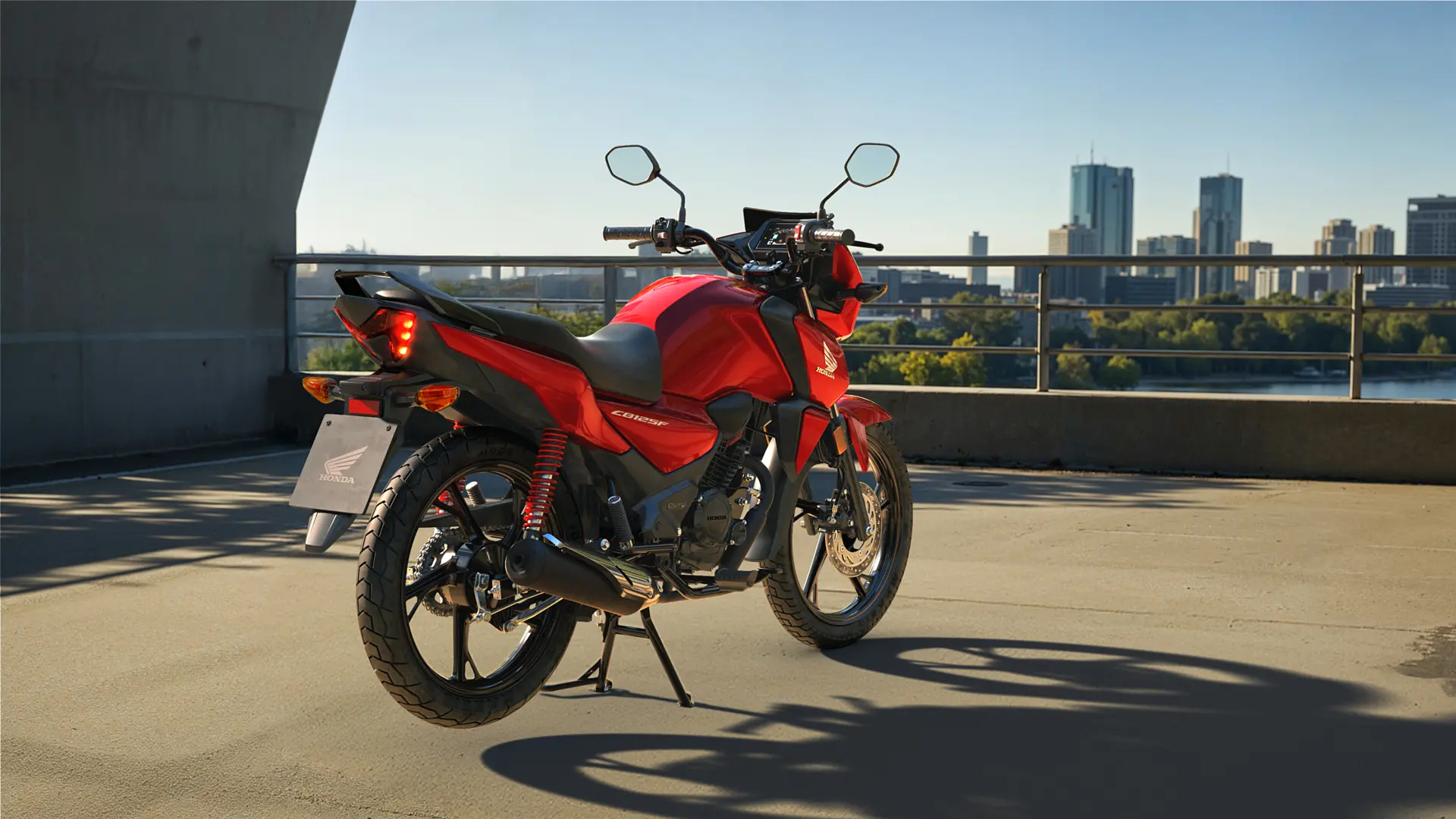 Honda CB125F en déplacement urbain