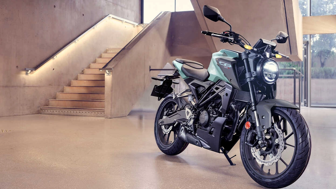 Vue latérale de la Honda CB125R sur fond sombre