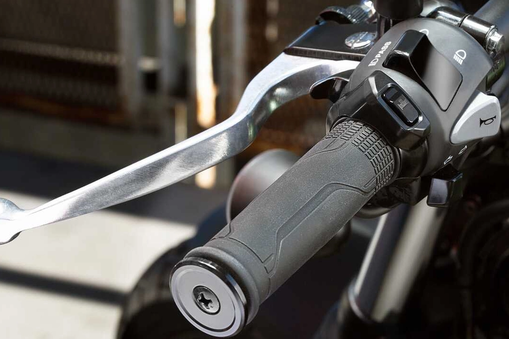 Face avant de la Honda CB125R avec phare LED