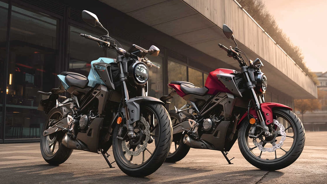 Vue arrière de la Honda CB125R sur route