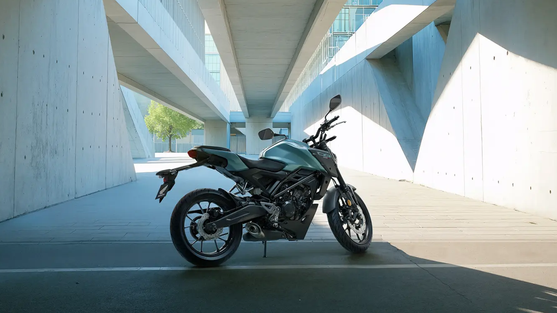 Honda CB125R en circulation urbaine