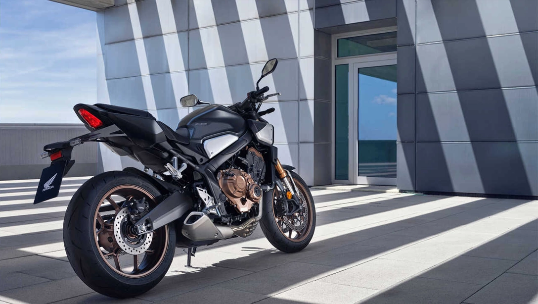 Vue latérale de la Honda CB650R sur fond sombre