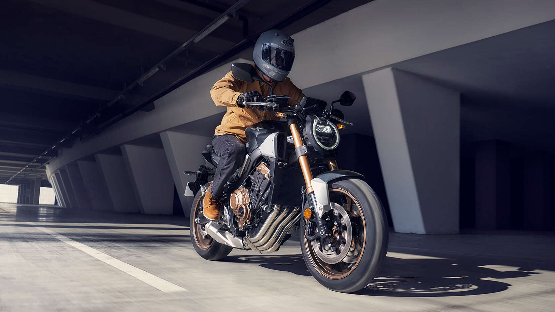 Honda CB650R vue arrière sur route urbaine