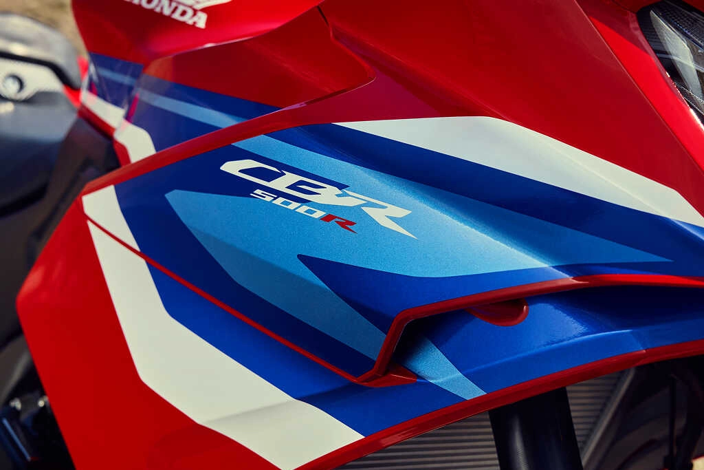 Vue avant de la Honda CBR500R sur route