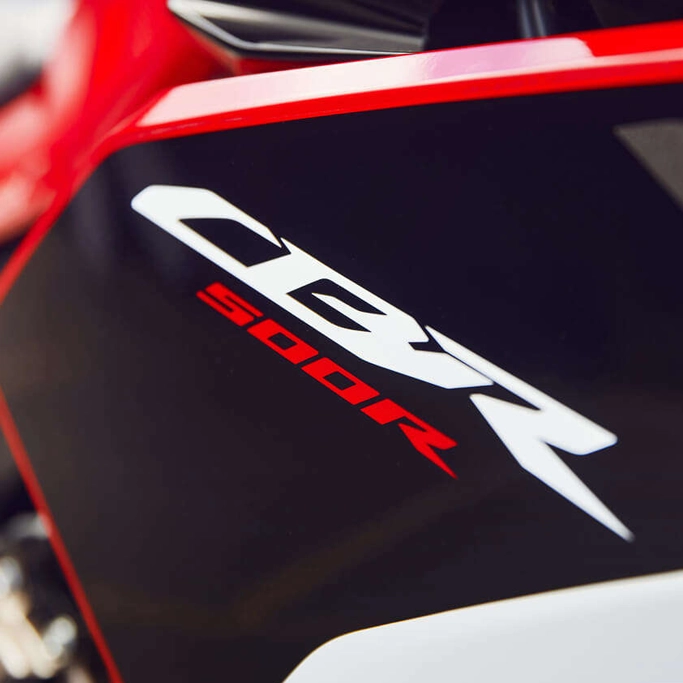 Tableau de bord digital et fourche inversée de la Honda CBR500R