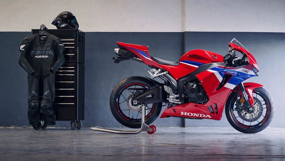 Vue dynamique de la Honda CBR600RR sur route