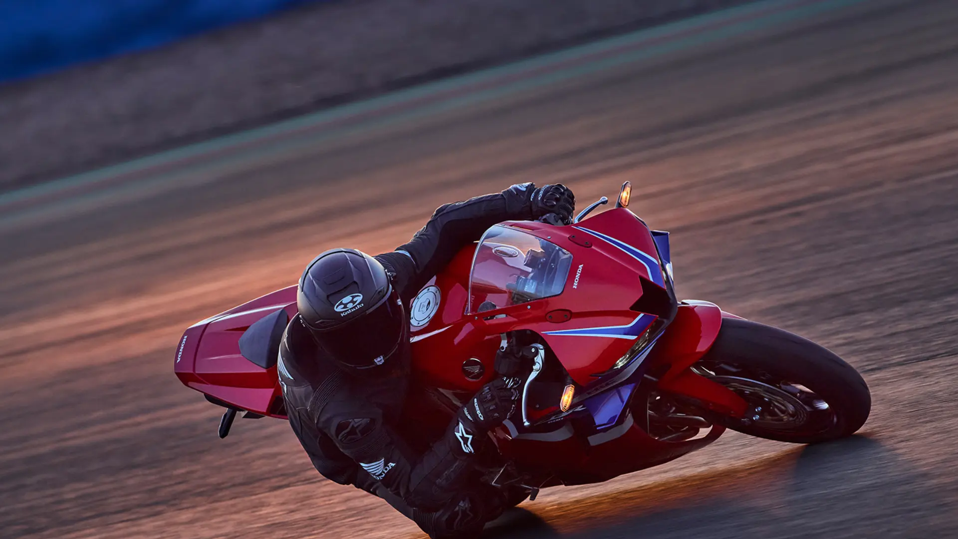 Honda CBR600RR stationnée, vue latérale