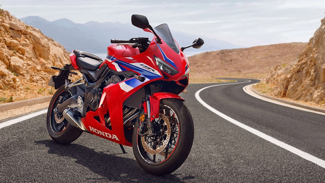 Vue latérale de la Honda CBR650R sur fond sombre