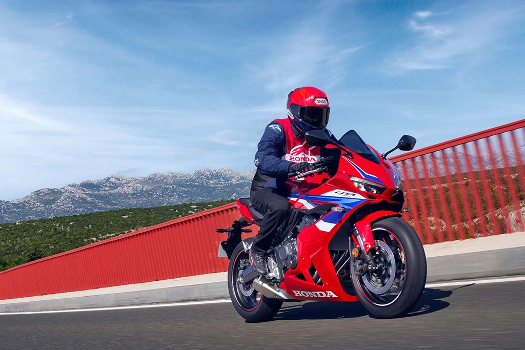 Honda CBR650R vue de face sur route