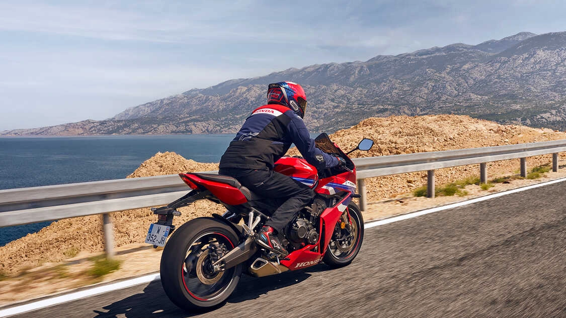 Honda CBR650R en virage sur circuit