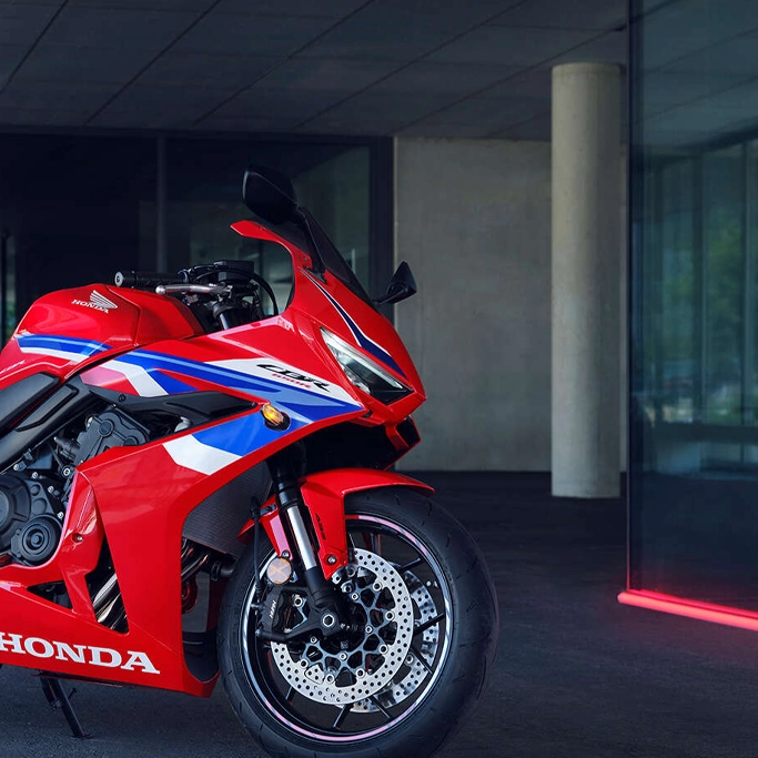Honda CBR650R profil droit sur parking