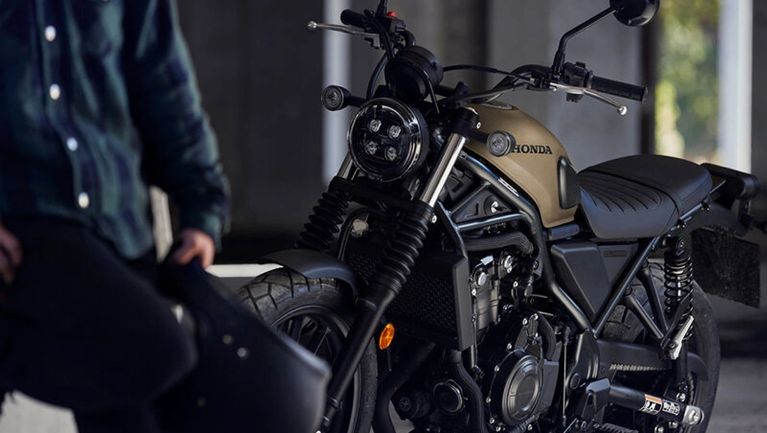 Vue avant trois-quarts de la Honda CL500 sur fond sombre