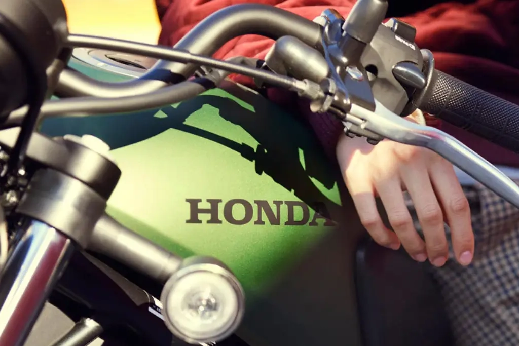 Profil droit de la Honda CL500 stationnée en extérieur