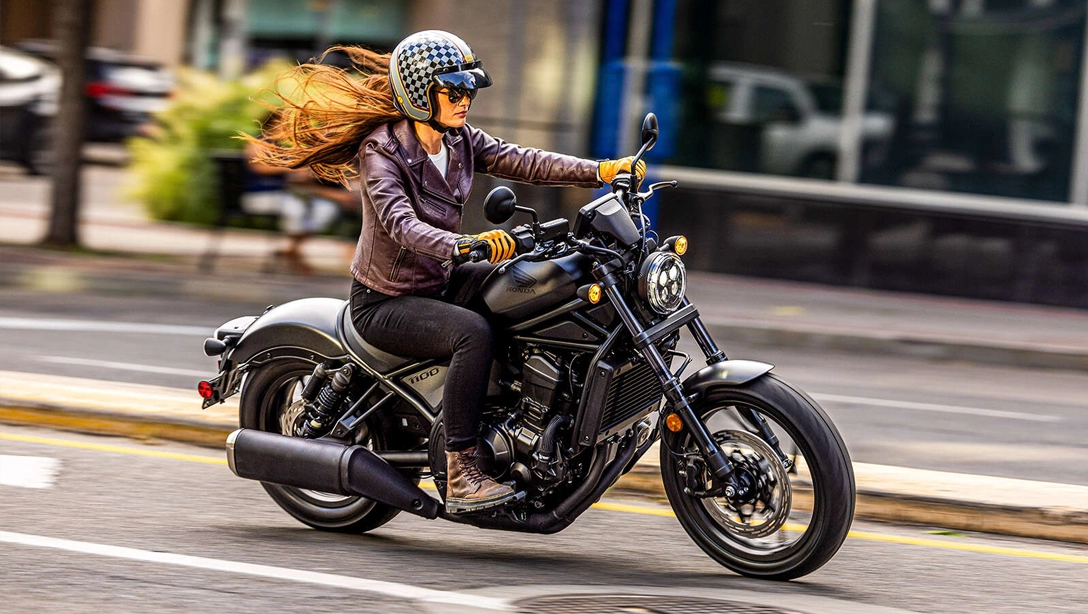 Honda CMX1100 Rebel vue de profil sur fond noir