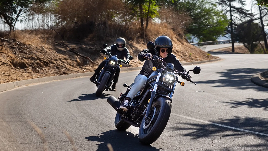 Vue latérale de la Honda CMX500 Rebel sur fond noir