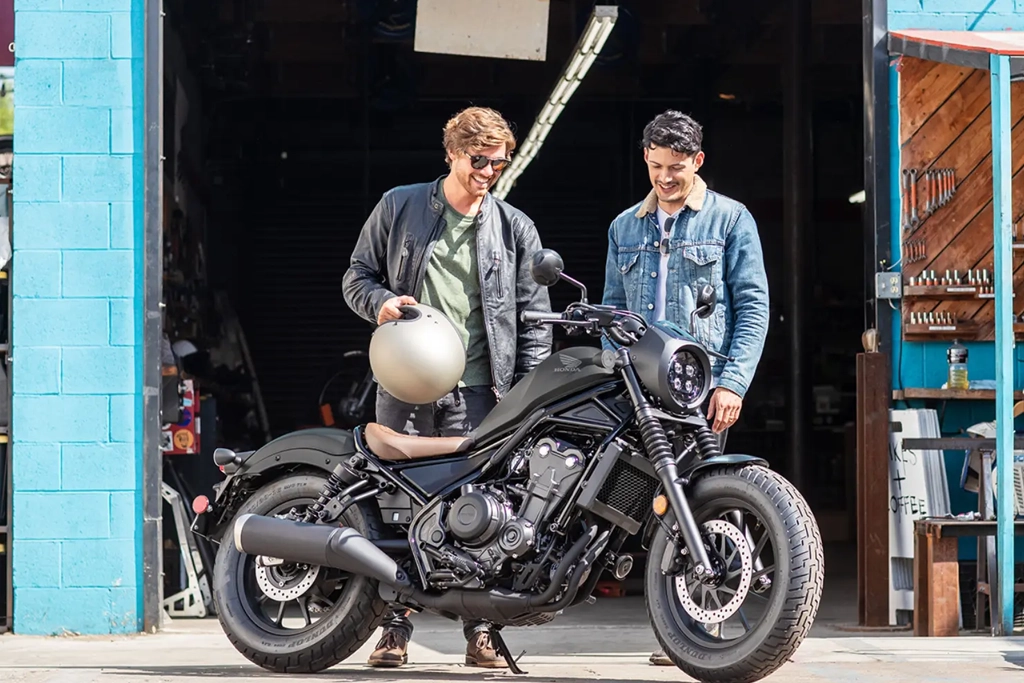 Vue avant de la Honda CMX500 Rebel sur route