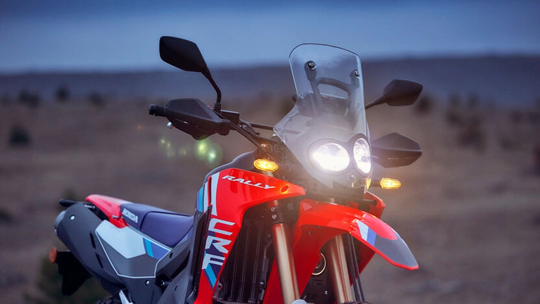 Vue latérale de la Honda CRF300L sur fond sombre