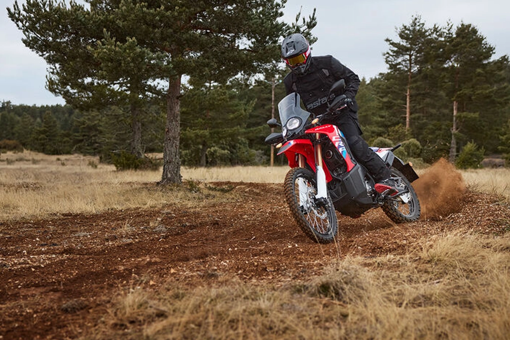 Honda CRF300L en action sur un chemin de terre