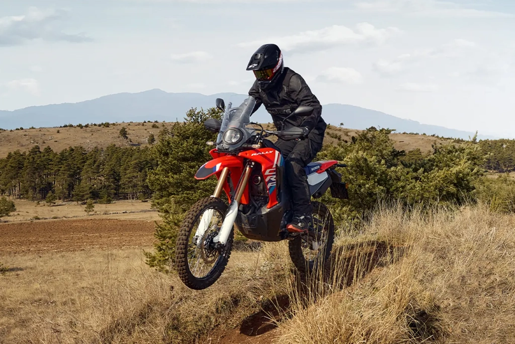 Vue avant de la Honda CRF300L sur route