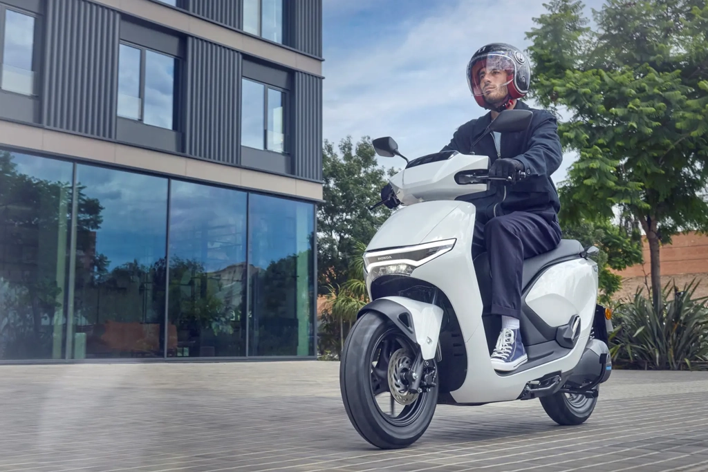Honda CUV e en mouvement sur une avenue urbaine