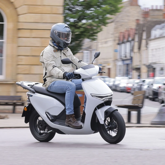 Vue de profil du Honda CUV e garé sur un trottoir