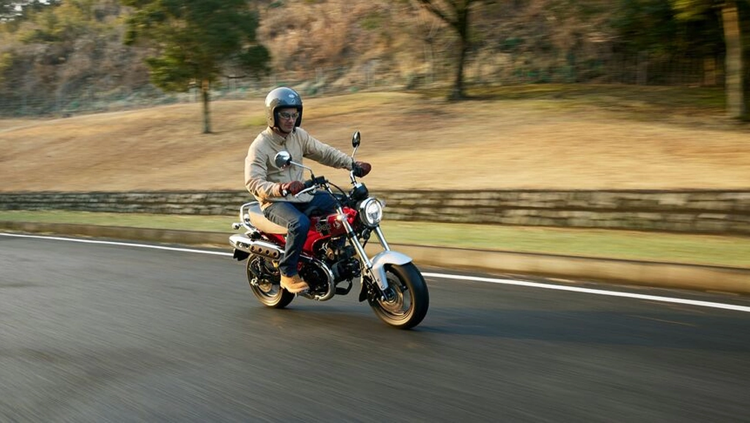 Vue latérale de la Honda DAX 125 sur fond noir