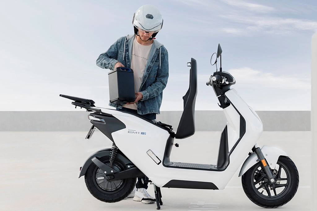 Honda EM1 e en mouvement sur une avenue citadine
