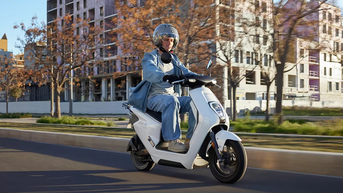 Batterie amovible du Honda EM1 e en cours de recharge