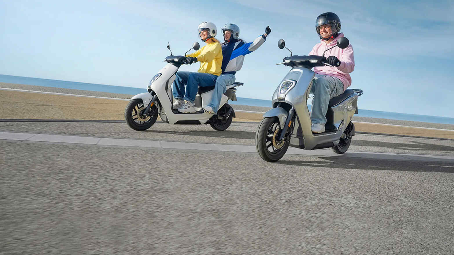 Honda EM1 e stationné devant un café urbain