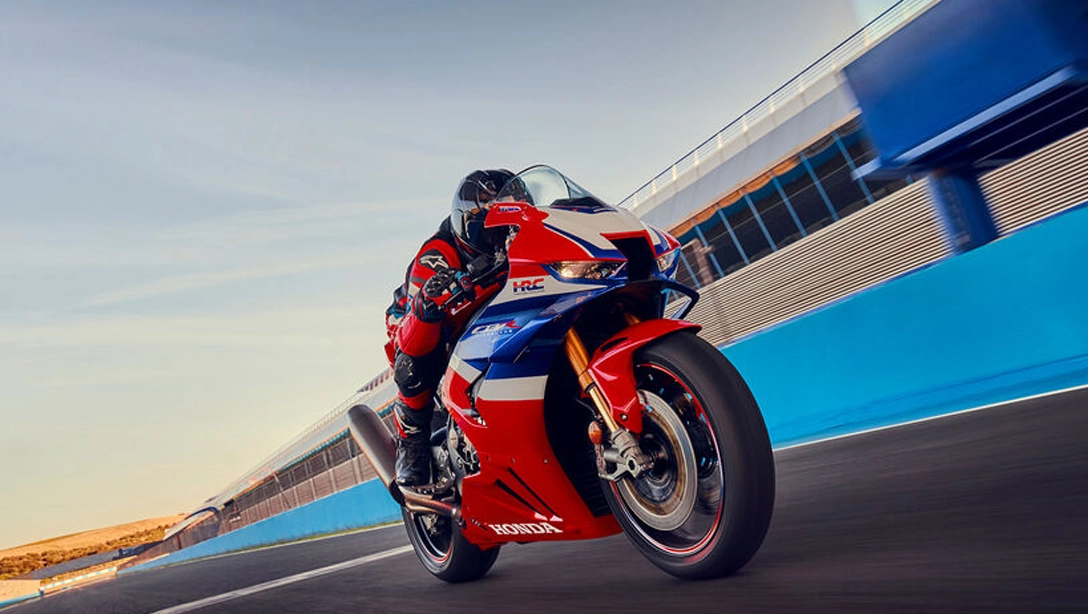 Vue latérale dynamique de la Honda Fireblade sur circuit