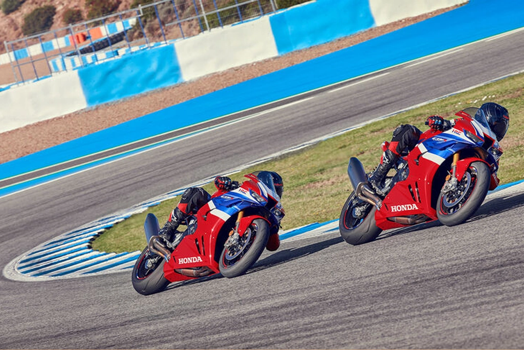 Honda Fireblade vue de face, phare LED allumé