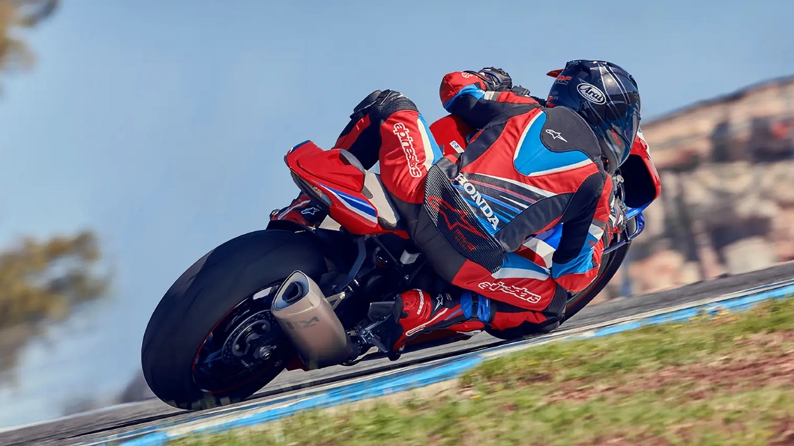 Honda Fireblade en virage sur piste