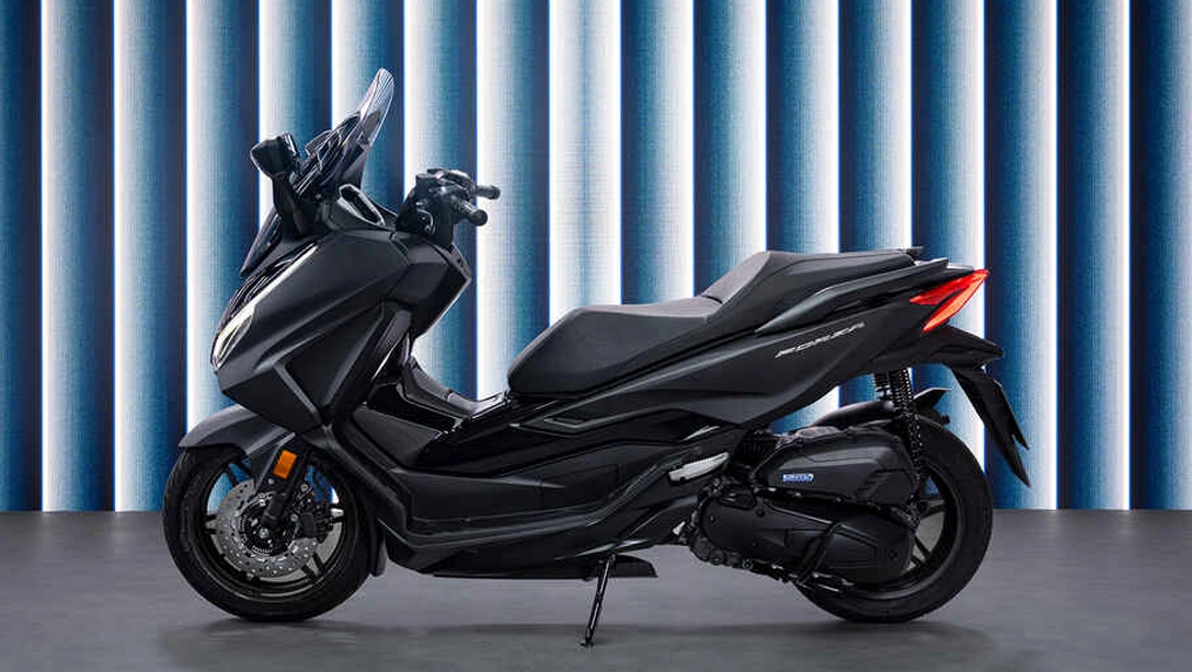 Vue latérale du Honda Forza 125 sur fond noir, mettant en valeur son design élégant