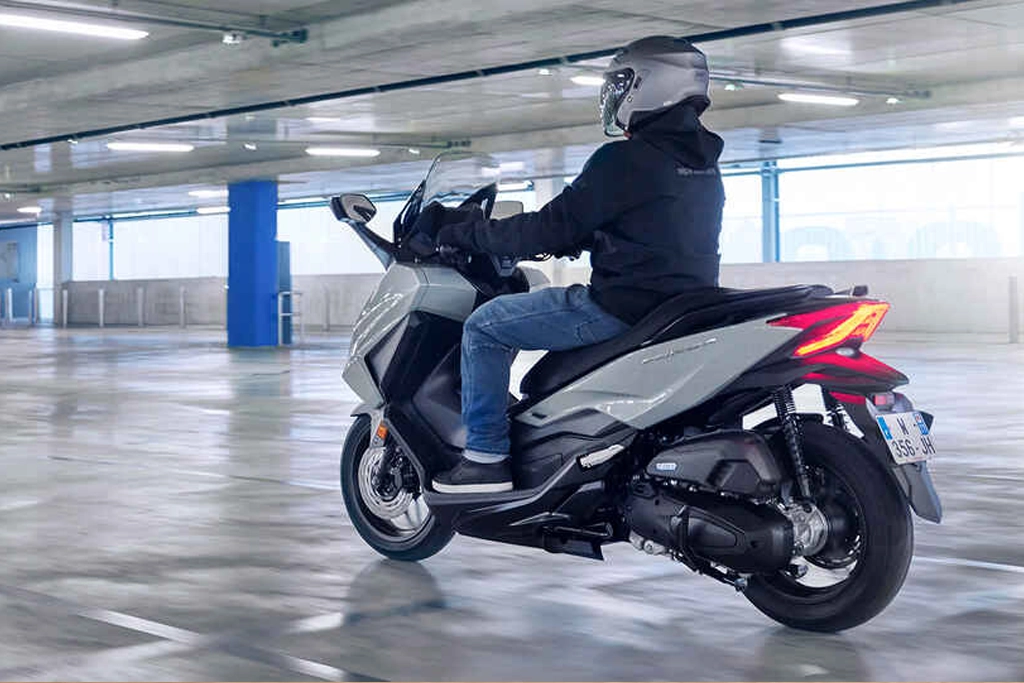 Honda Forza 125 stationné en ville, vue de trois quarts avant