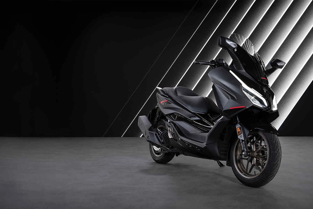 Tableau de bord numérique du Honda Forza 125 avec affichage moderne