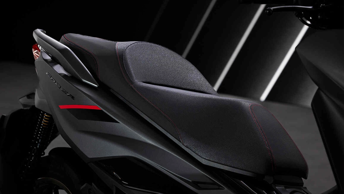 Honda Forza 125 en mouvement sur une route urbaine