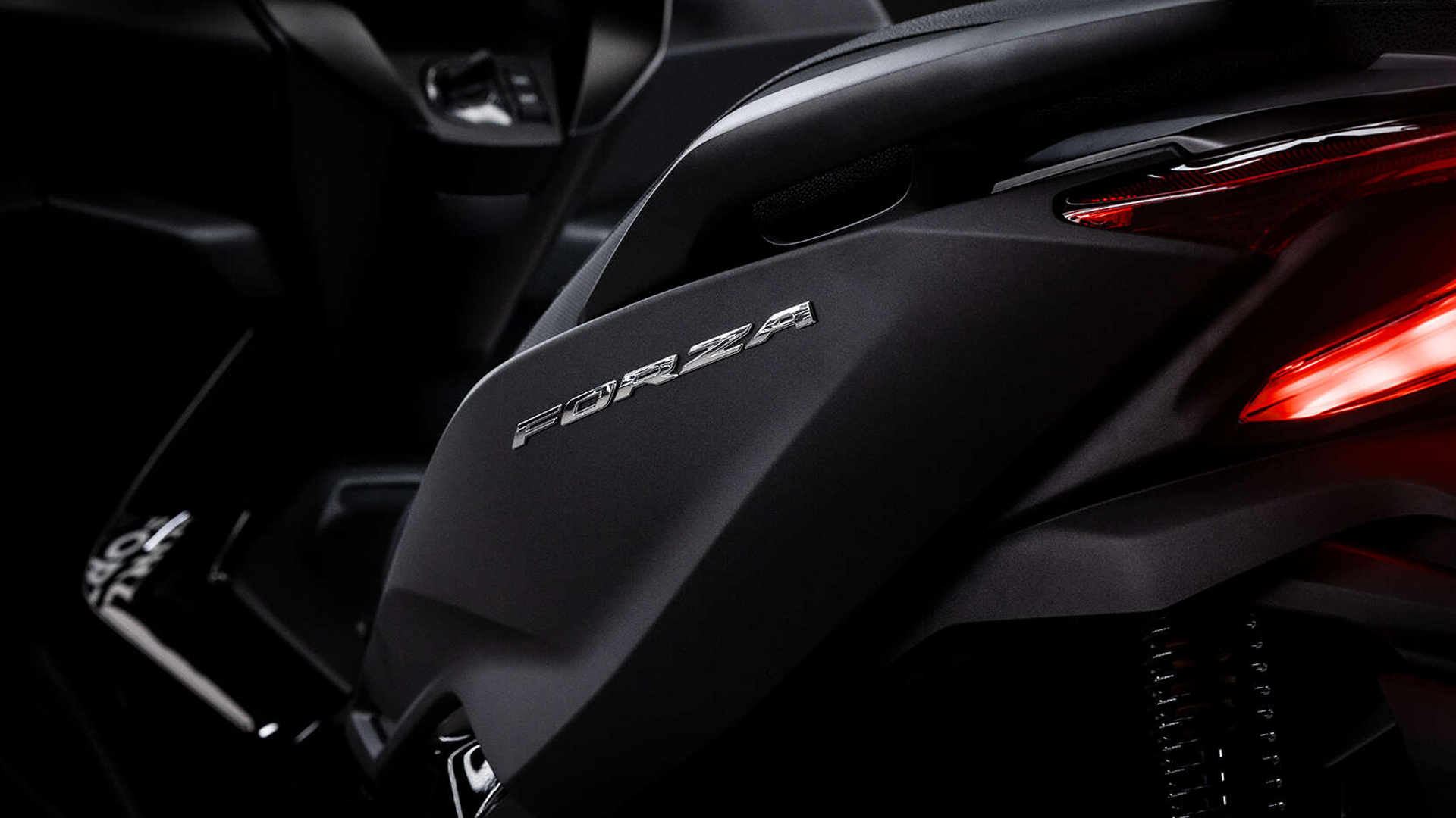 Honda Forza 125 garé devant un café, illustrant son usage urbain et son style