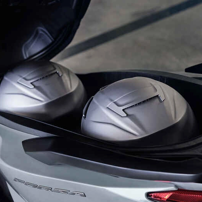 Honda Forza 125 vue de face, mettant en avant le pare-brise et les lignes du carénage