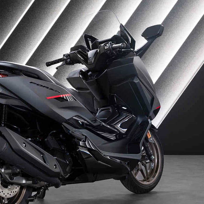 Tableau de bord numérique du Honda Forza 125 affichant les informations de conduite