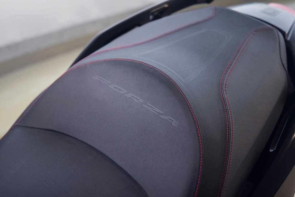 Tableau de bord numérique du Honda Forza 350 avec affichage moderne