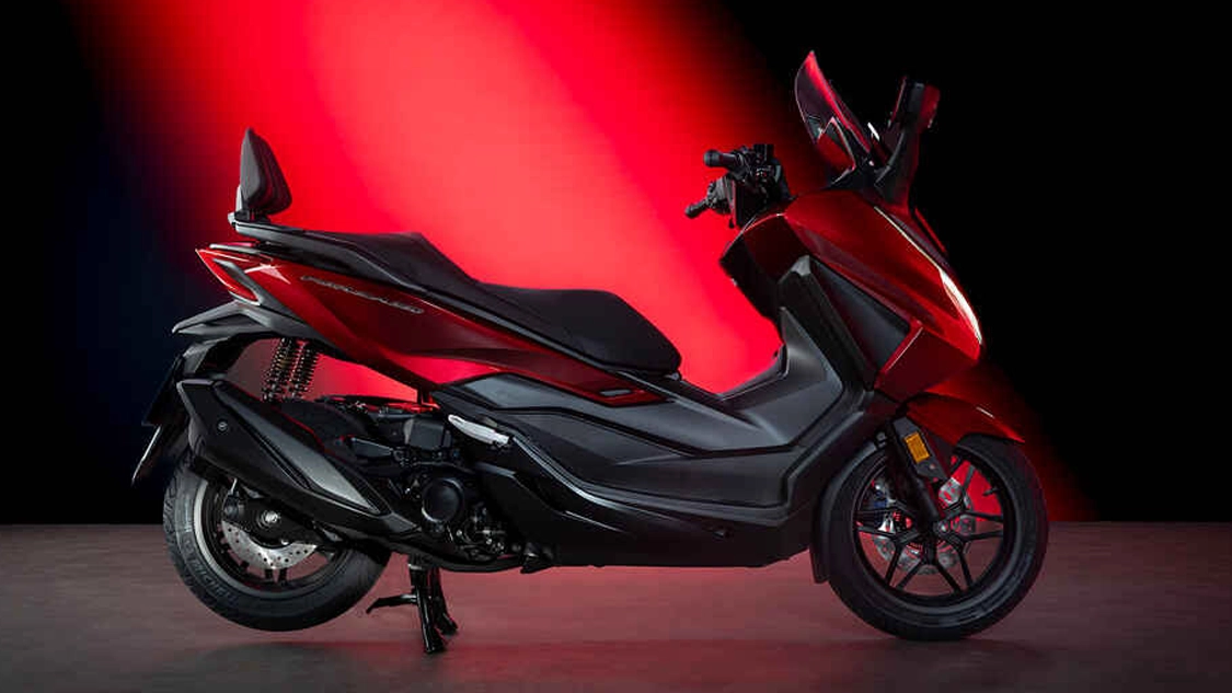 Honda Forza 350 en stationnement, vue avant mettant en valeur le phare LED