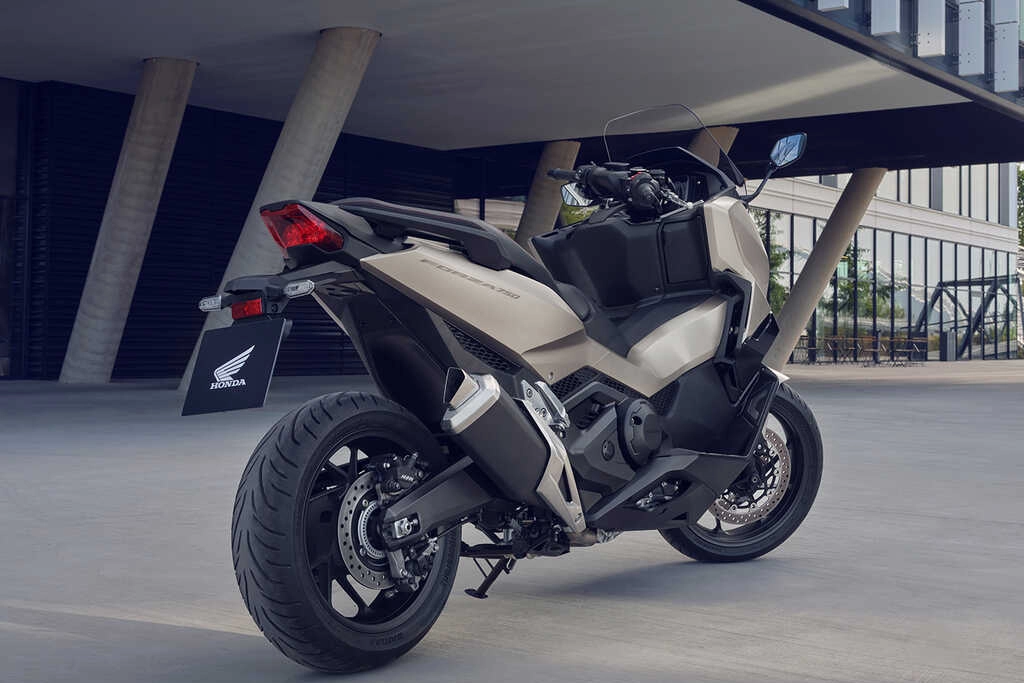 Tableau de bord TFT connecté du Honda Forza 750