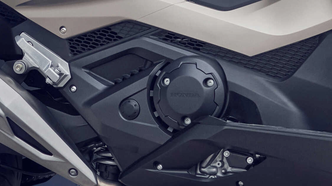 Honda Forza 750 en mouvement sur une route sinueuse