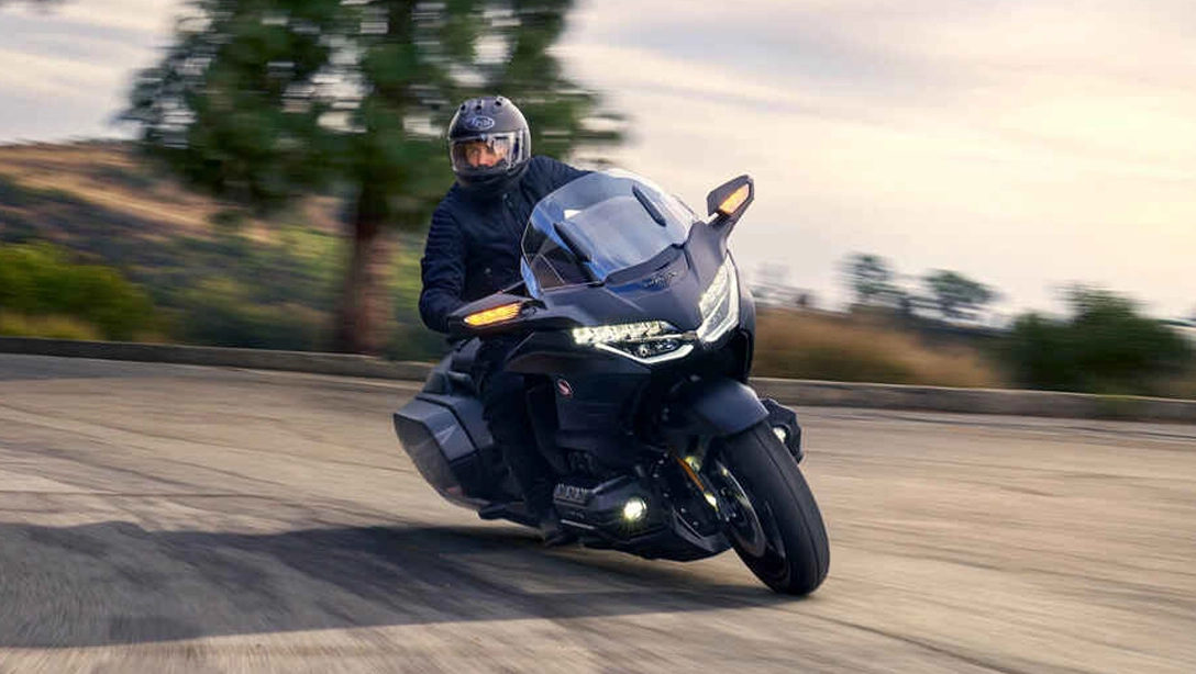 Vue latérale de la Honda GOLD WING DCT sur fond noir