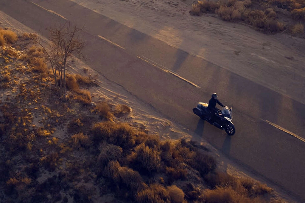 Honda GOLD WING DCT en stationnement vue avant